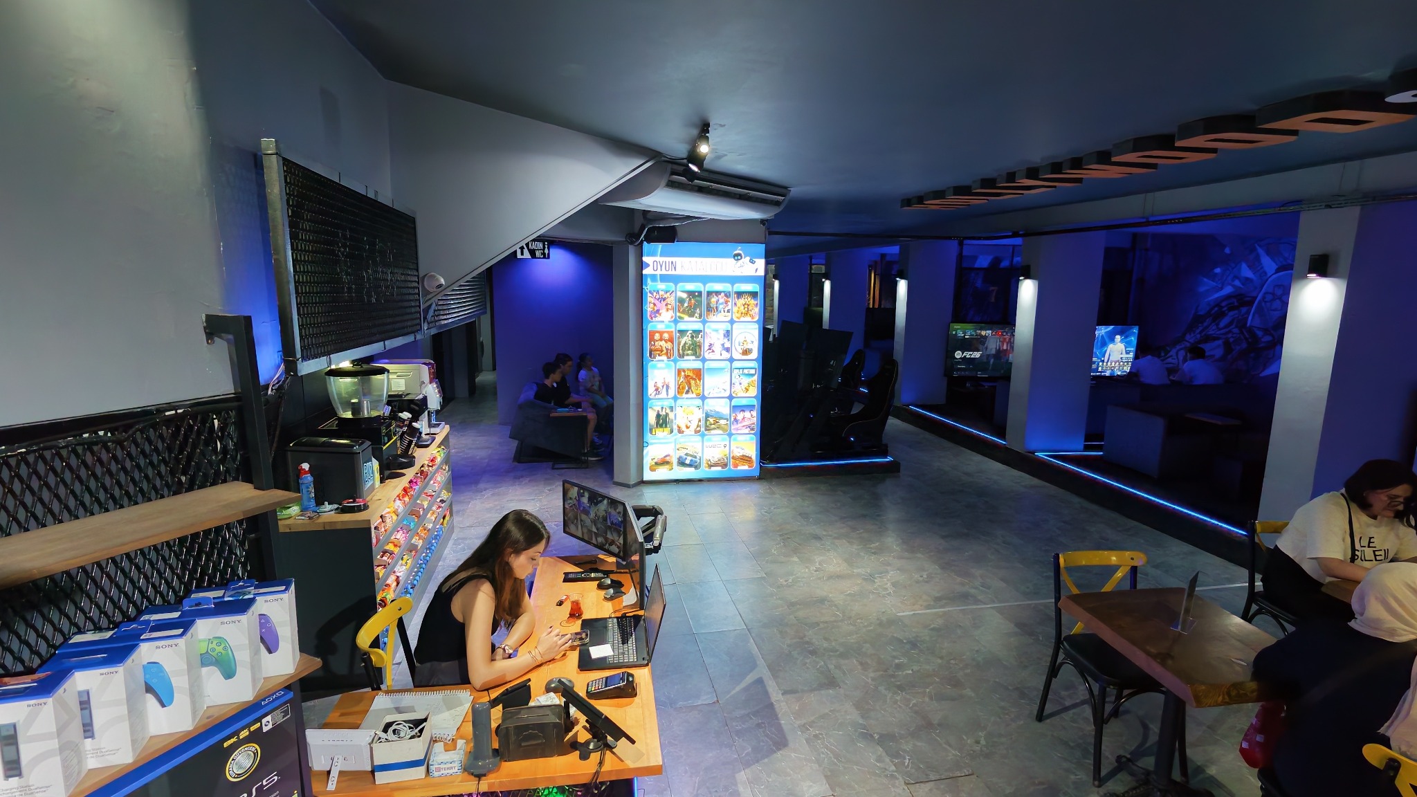 Hollywood Espor & Eğlence salonunun geniş görünümü