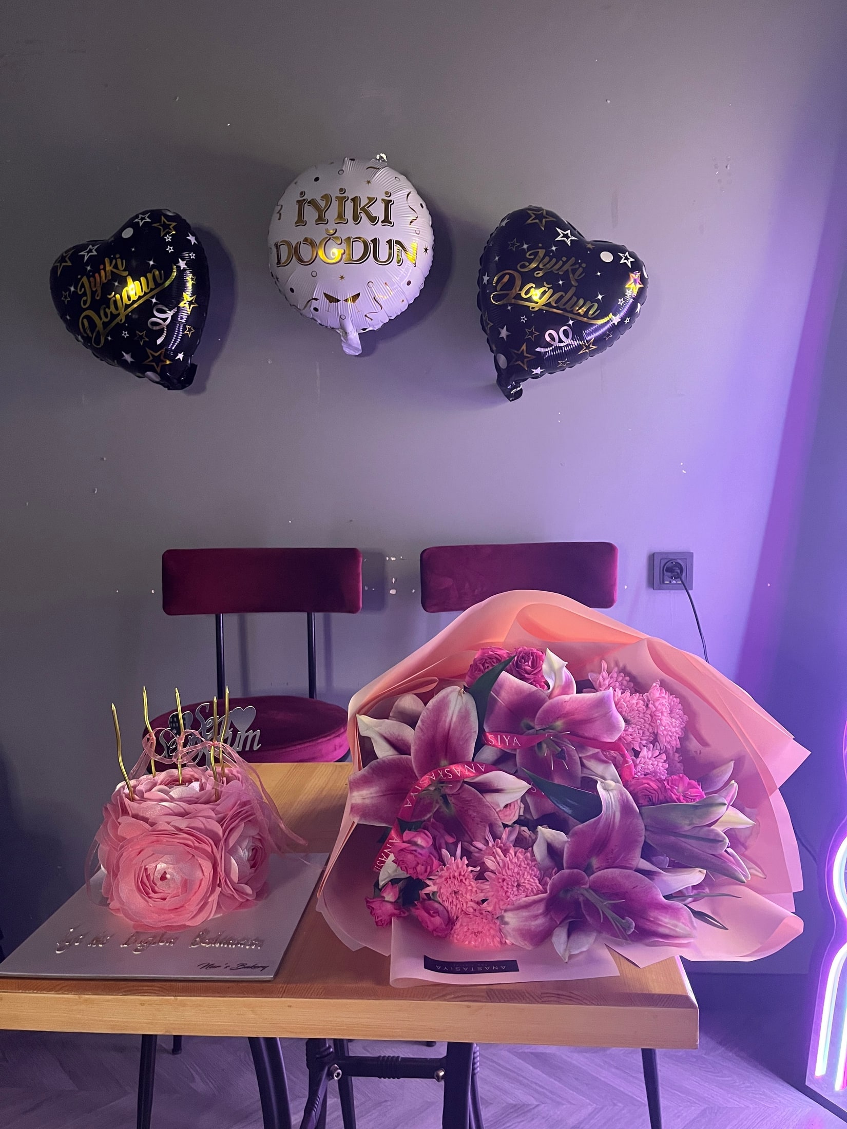 Kutlama için çiçekler ve doğum günü balonları