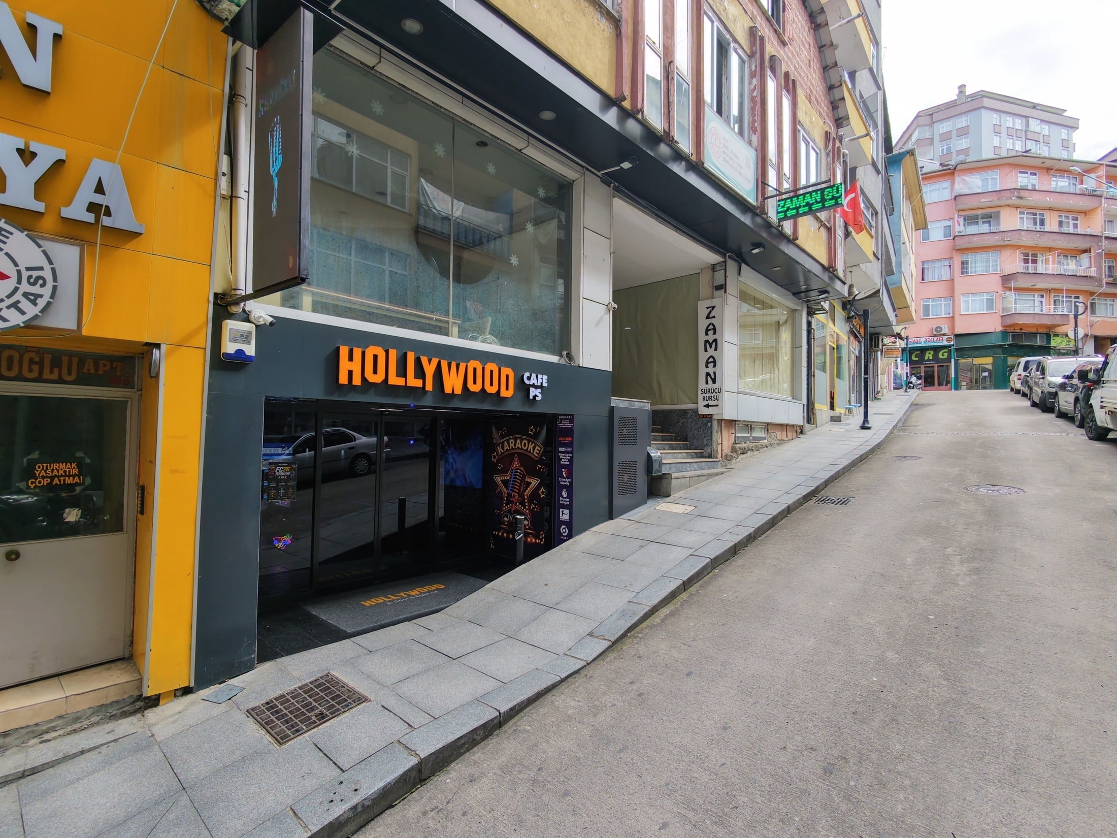 Hollywood Karaoke Rize mekân girişinin dışarıdan görünümü