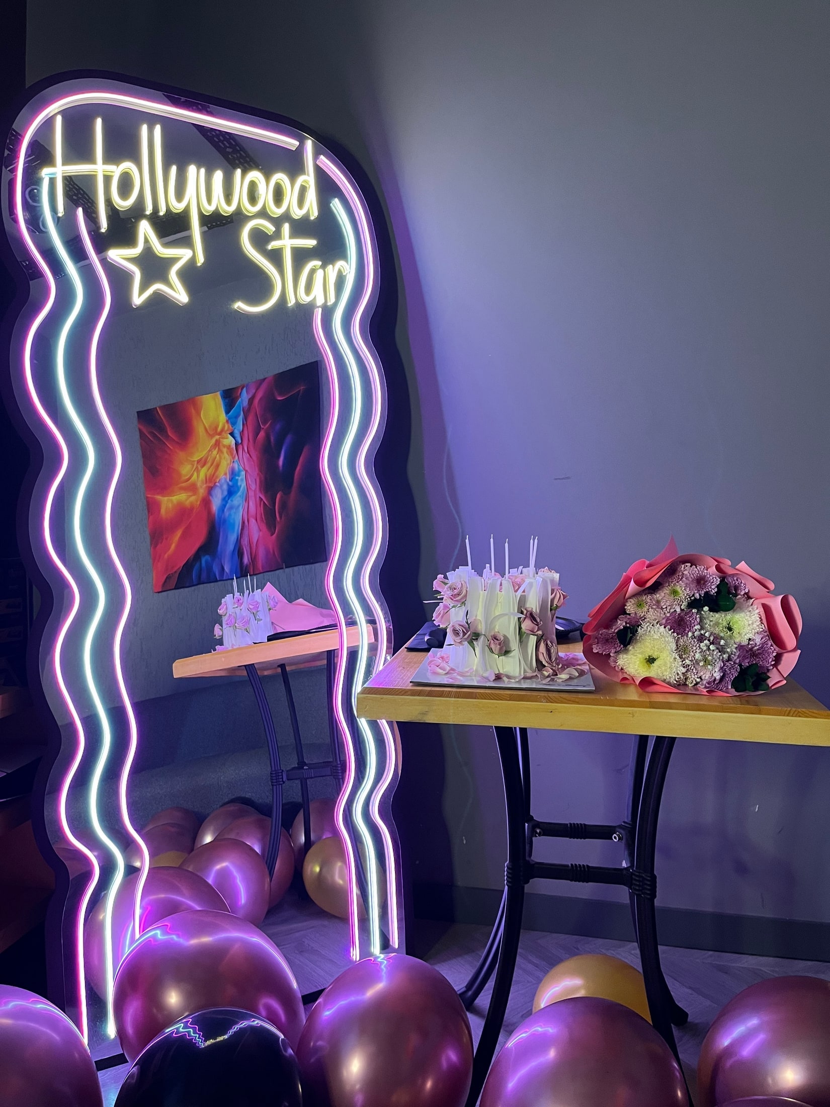Hollywood Star neon köşesinde çiçekler ve kutlama süsleri