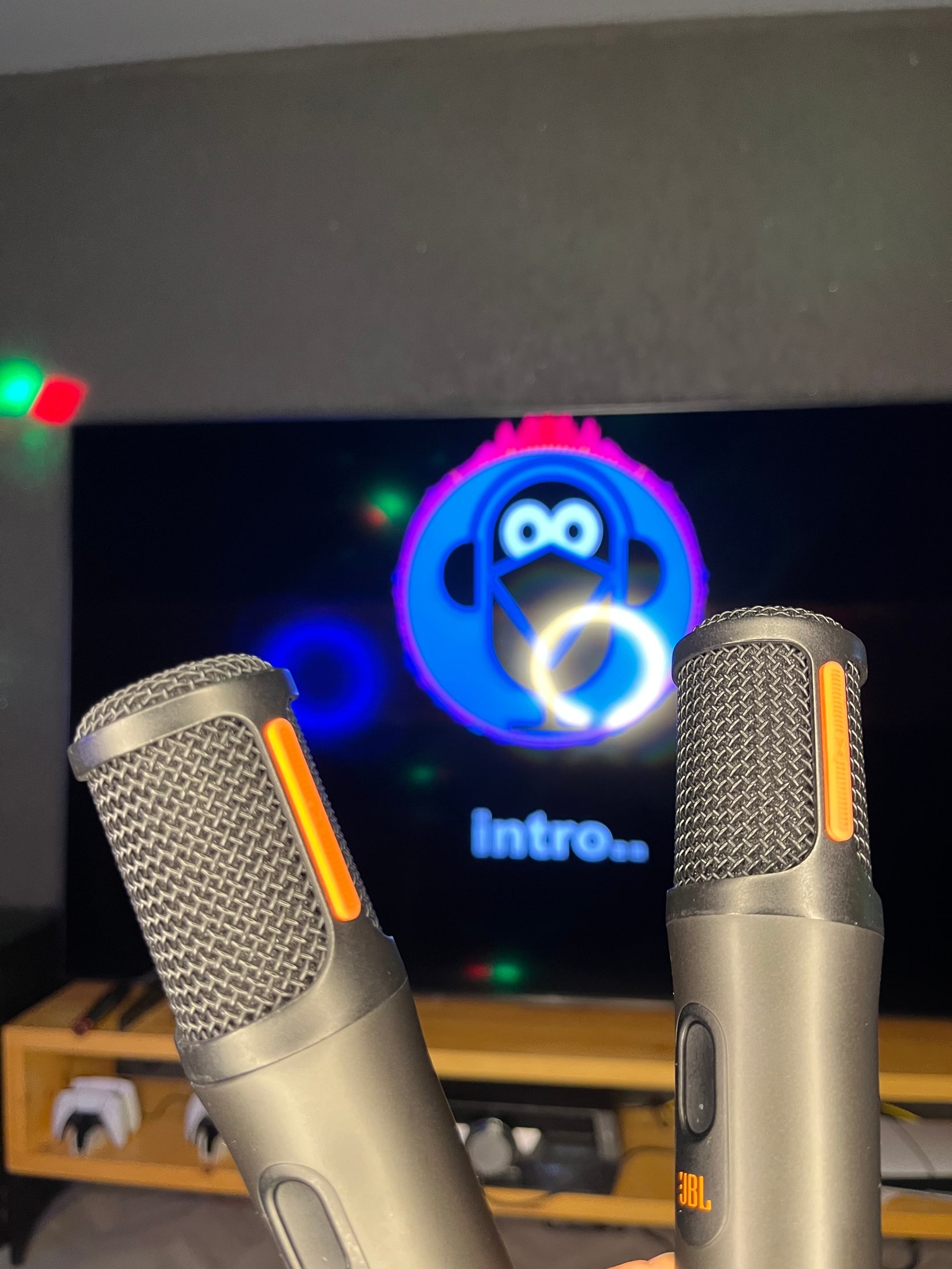 Hollywood karaoke odasında mikrofonlar ve şarkı ekranı