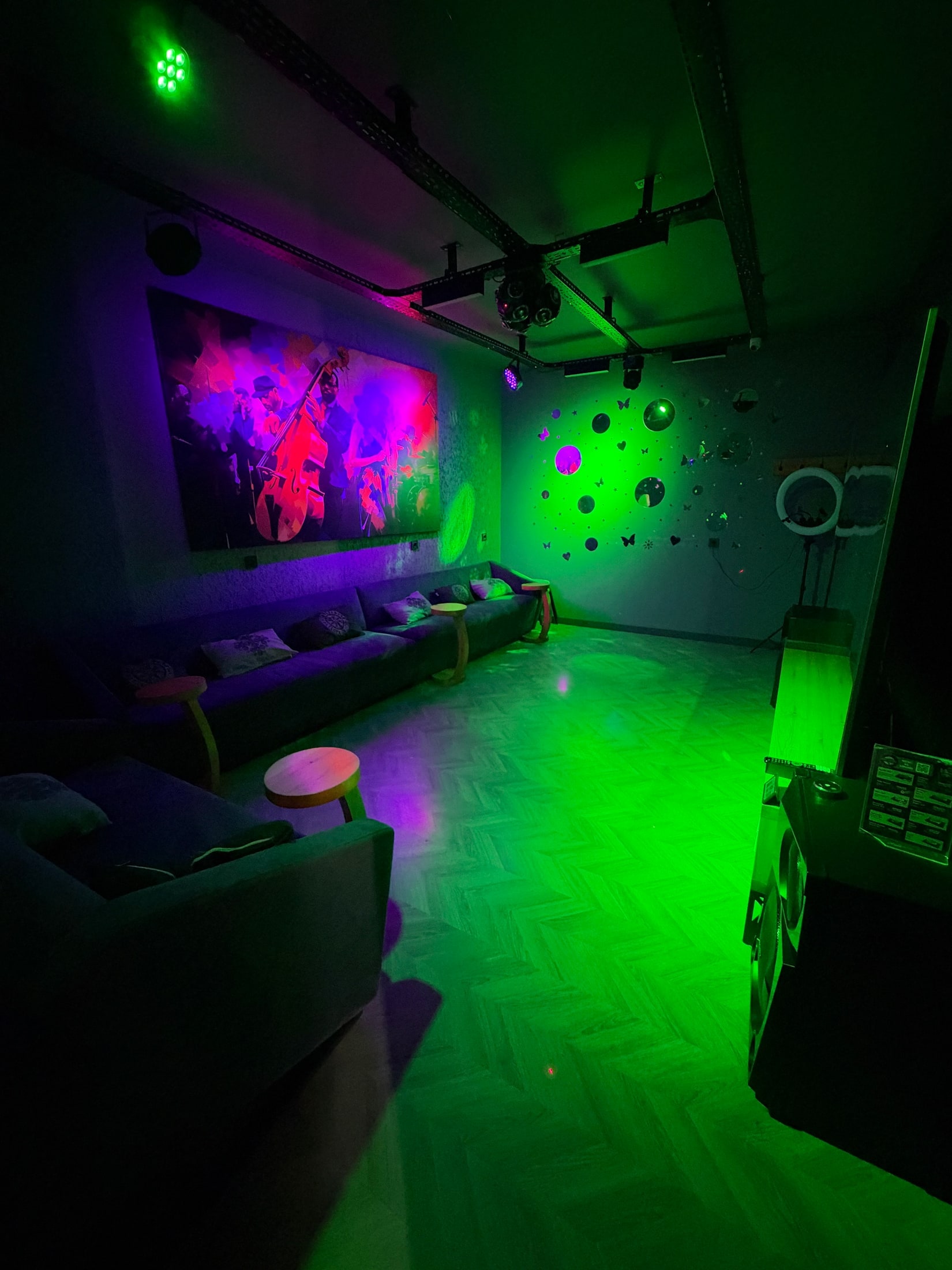 Disko ışıklarıyla aydınlanan karaoke salonu