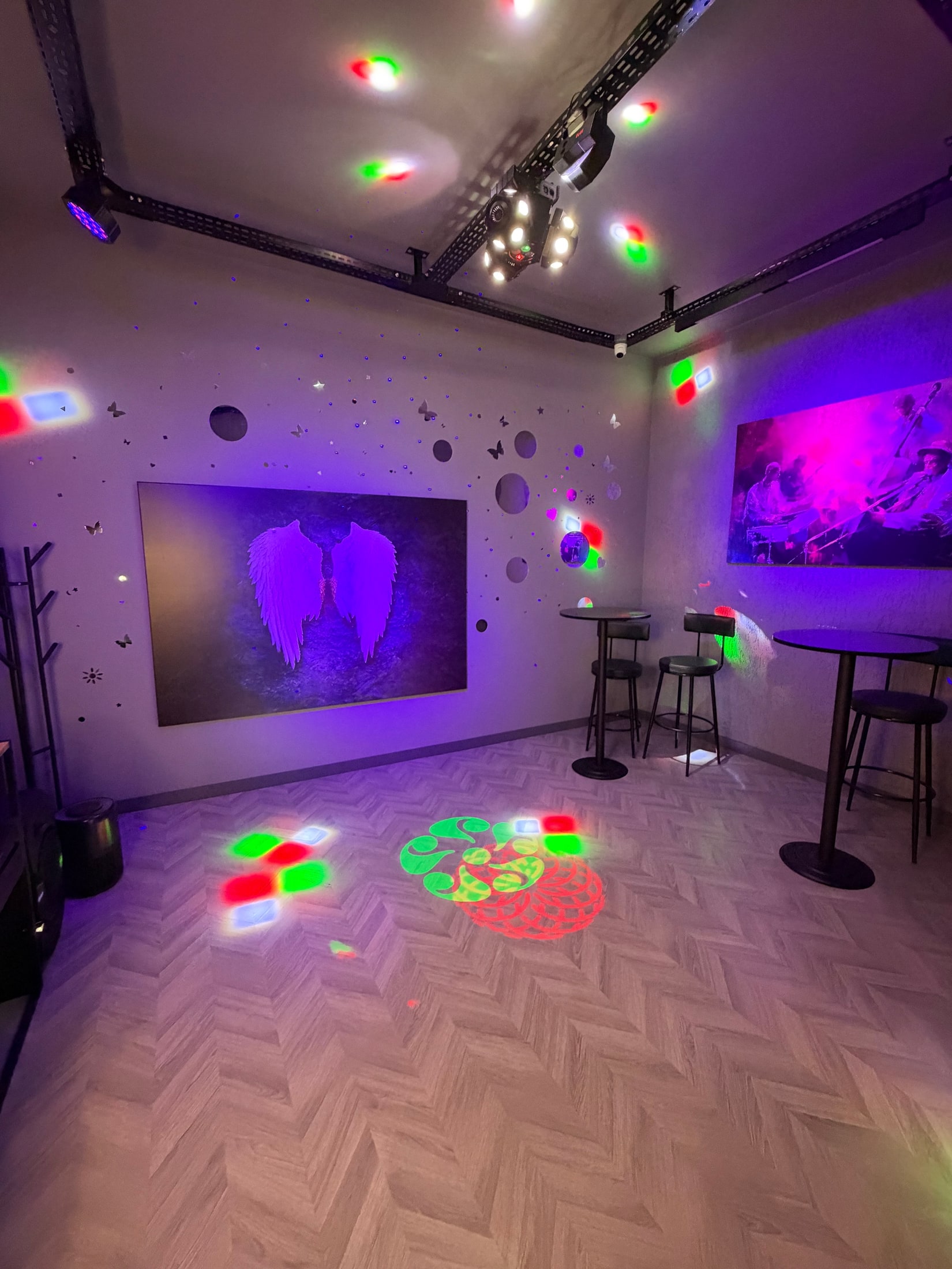 Neon ışıklı duvar dekoruyla karaoke locası
