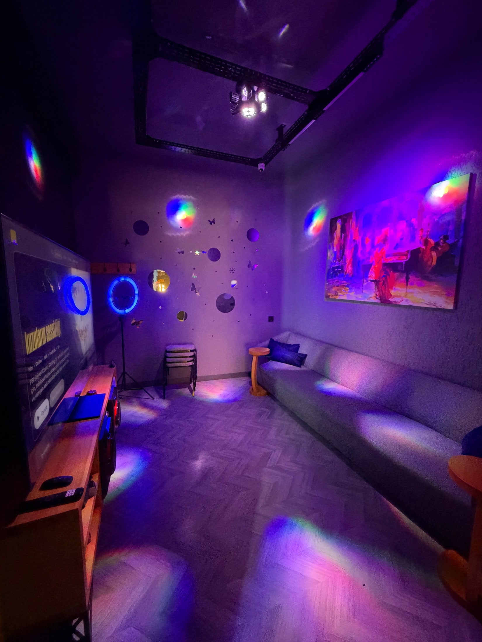 Hollywood karaoke salonunda koltuklar ve ekran