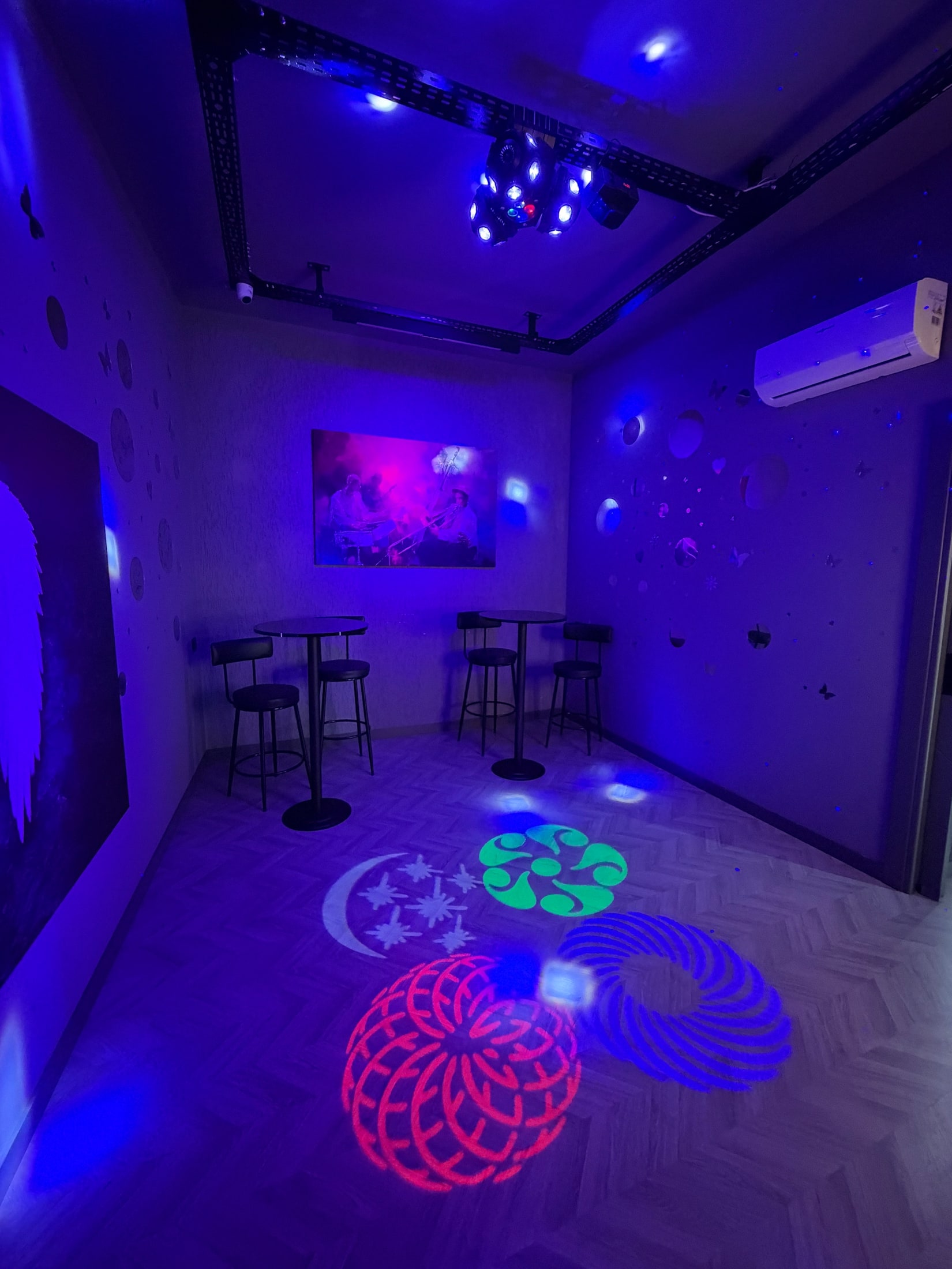 Mavi ışıklı, masalı karaoke locası