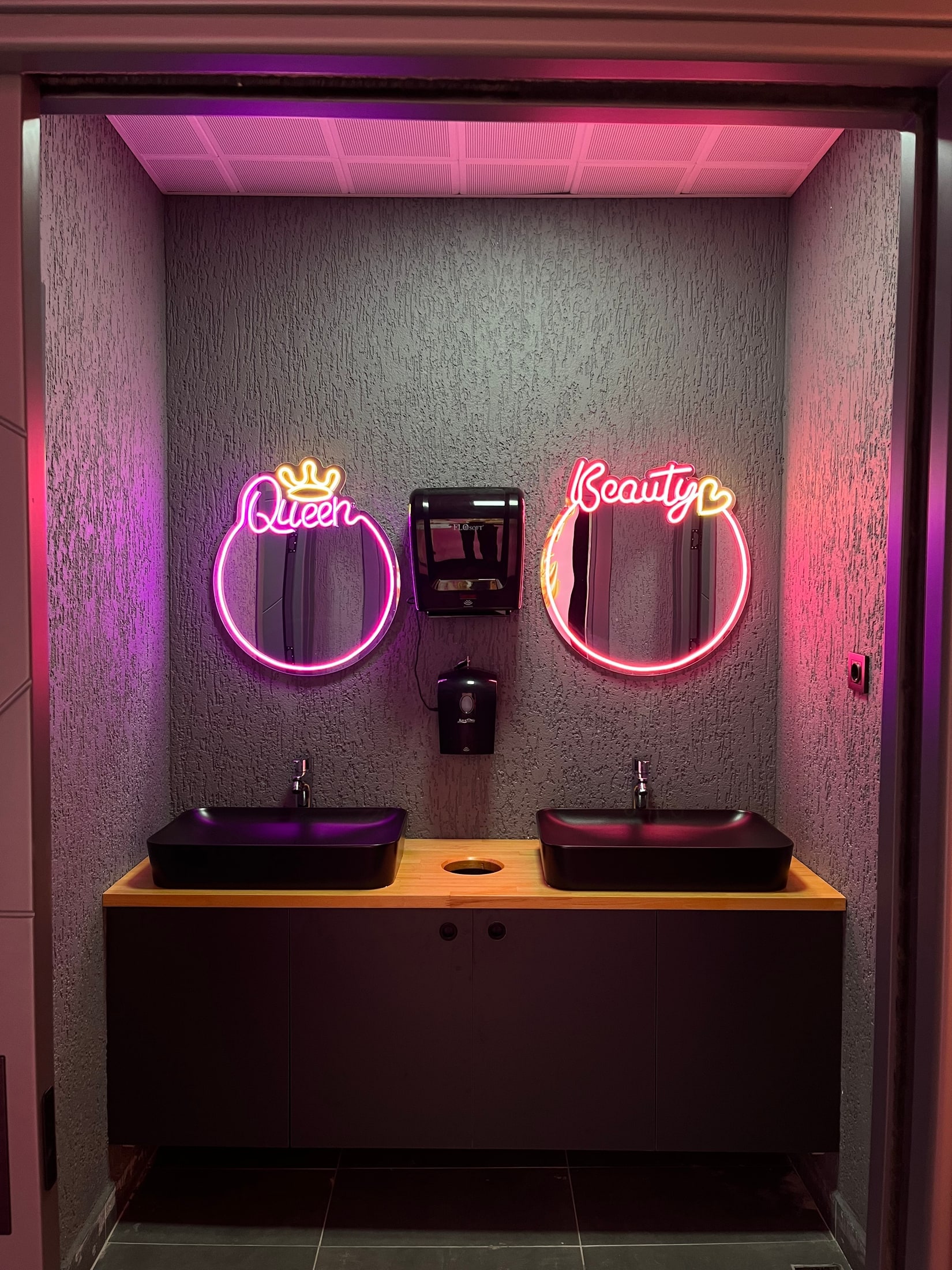 Neon çerçeveli ayna ve lavabo detayı